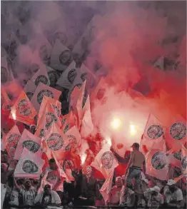  ?? Jorge Guerrero / AFP ?? Els aficionats de l’Eintracht, durant la final al Pizjuán.