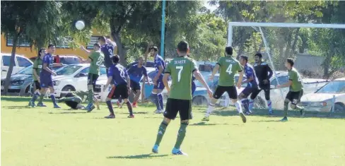  ?? FOTO: EL DEBATE ?? &gt; Muy cerrada se ha tornado la actividad del futbol de Segunda Fuerza Libre en cada frente de batalla.