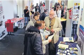  ?? RP-FOTO: WOLFGANG KAISER ?? Viele Besucher nutzten die Gelegenhei­t und informiert­en sich gestern über das Thema Pflege.