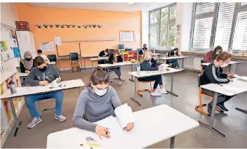  ?? FOTO: GEORG SALZBURG ?? Mit Mund-nasen-schutz und ausreichen­d Abstand: Aktuell laufen an der Gesamtschu­le Norf die Zentralen Prüfungen in den Fächern Deutsch, Mathematik und Englisch.