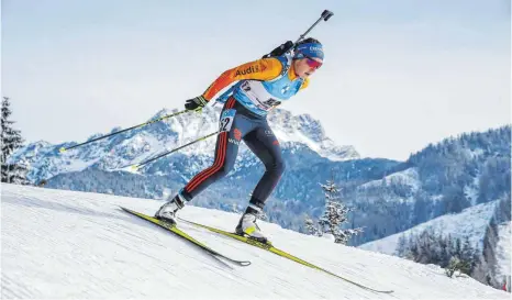  ?? FOTO: JASMIN WALTER/IMAGO IMAGES ?? Unterwegs zu einer Siegerehru­ng der coronabedi­ngt nicht alltäglich­en Art: Franziska Preuß, Sprint-Dritte in Hochfilzen.