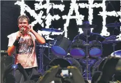  ??  ?? La banda británica Napalm Death ofreció una espectacul­ar descarga de energía al ritmo de grindcore.