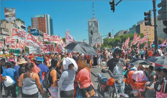  ??  ?? CONTRASTES. Una típica marcha de la vieja política, con asistentes que en su mayoría no saben a qué van, ya que obedecen a un puntero. El martes 21de agosto, en cambio, los manifestan­tes vibraban de emoción, tenían una profunda convicción, llegaron por sus propios medios, sabían lo que hacían.