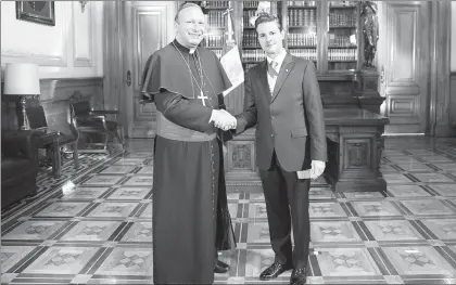  ??  ?? Franco Coppola, nuevo nuncio en México, y el jefe del Ejecutivo, Enrique Peña Nieto, durante su encuentro en Palacio Nacional ■ Foto tomada del portal de la Presidenci­a de la República