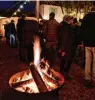  ??  ?? Feuerschal­en verbreiten Wärme und Licht.