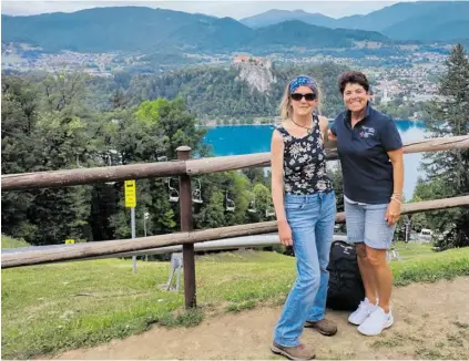  ?? ?? Gudrun Pflüger (links) mit Rosemarie Helliel am Bohinj-See in Slowenien.