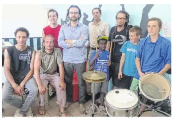  ??  ?? Élus et jeunes de Tohu-Bohu préparent activement ce nouveau concept de barbecue-concert.