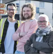  ?? (Photo: Katie Glavin) ?? Qusai Alabedalla­t, Jack Casey and Ted Myers flying the Palestinia­n flag at Kent Bridge last week.