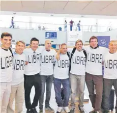  ??  ?? ► Parte del grupo de amigos argentinos que viajó a Nueva York, de los cuales falleciero­n cinco.