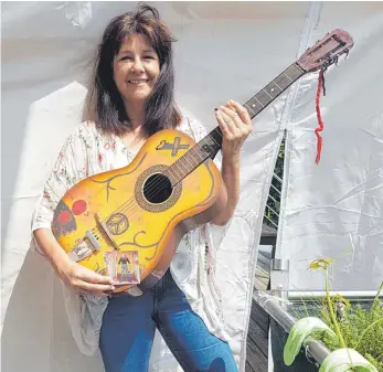  ?? FOTO: OTT ?? Rosmary Ott kann es immer noch kaum fassen: Nach 40 Jahren hat sie ihre Gitarre wieder.
