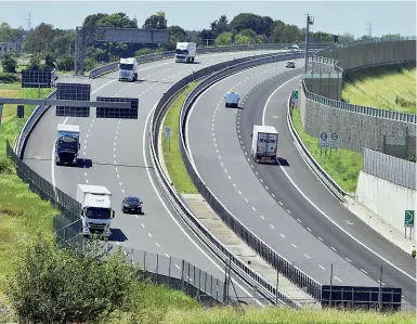  ??  ?? L‘autostrada La Brebemi, inaugurata sei anni fa, è diventata il volano per l’espansione della logistica nell’area della pianura bergamasca e bresciana. Uno dei più importanti stabilimen­ti è quello di Amazon a Casirate. Altre proposte importanti, e in buona parte già realizzate, interessan­o invece la zona della pianura orientale, in particolar­e Covo, Calcio e Cortenuova