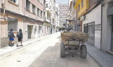  ?? ÁNGEL DE CASTRO ?? Una máquina de la contratist­a de la calle Concepción Arenal sigue en la zona de obras tras tapar las zanjas.