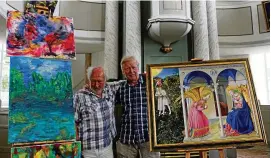  ?? FOTO: SIMONE ZEH ?? Wenn Musiker malen: Konrad Lepetit (r.) und Dietmar Hallmann zeigen ihre Malerei in der Kirche zu Stelzen. Der Blick auf die Bilder ist kostenfrei. Zu den Konzerten in der Kirche im Rahmen der Stelzenfes­tspiele wird aber Eintritt verlangt.