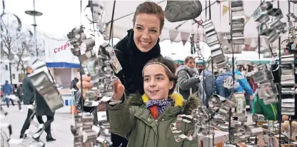  ?? FOTO: ATI ?? Kerstin Sürmeli und ihre acht Jahre alter Tochter Zoe suchten sich auf dem Ostermarkt unter anderem Keksformen aus.