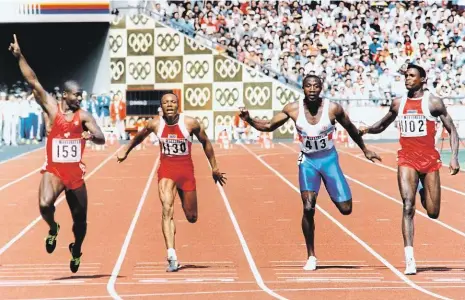 ?? Foto: 3x Profimedia ?? Podvod Ben Johnson (vlevo) vyhrál stovku v novém světovém rekordu. Jenže dopoval a medaili musel vrátit. Za to organizáto­ři nemohli.