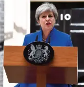  ??  ?? Dans un discours prononcé hier devant le 10 Downing Street, Theresa May a affirmé que son équipe est prête à entamer les négociatio­ns sur le Brexit.