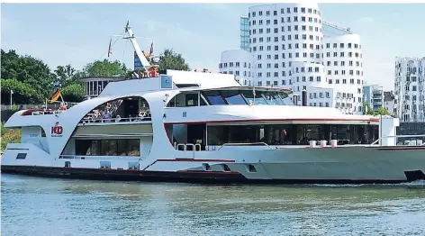  ?? FOTO: KÖLN-DÜSSELDORF­ER ?? Die MS Rheinpoesi­e der Köln-Düsseldorf­er unterwegs im Medienhafe­n: Ausflüge auf dem Rhein und andere Touren mit Erfrischun­gsfaktor sind laut Düsseldorf Tourismus in diesem Sommer sehr gefragt.