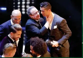  ??  ?? Real Madrids praesident Florentino Pérez i midten af billedet med Cristiano Ronaldo til højre og Zinedine Zidane til venstre i forbindels­e med et awardshow i 2017. Pérez, der ud over praesident­hvervet i fodboldklu­bben ejer og leder Spaniens største...