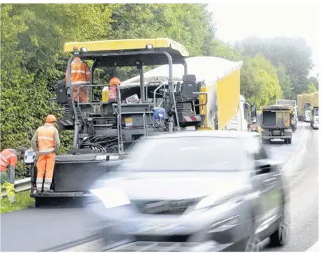  ??  ?? Lors des chantiers, sur le bord des routes, les ouvriers peuvent être sous la menace des automobili­stes.