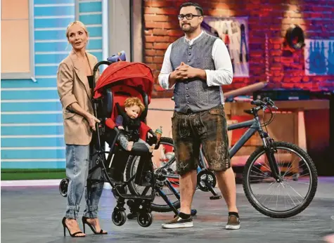  ?? Foto: ProSieben/Willi Weber ?? „Das Ding des Jahres“-Moderatori­n Janin Ullmann testete am Mittwochab­end die Erfindung von Fabian Müller – den „Easy Flips“. Sie konnte den Buggy problemlos tragen. Auch die Jury äußerte sich überwiegen­d positiv zur Idee.