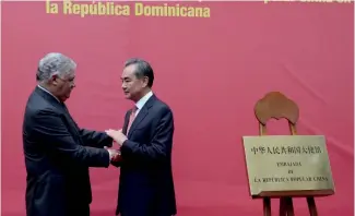  ?? D.P ?? Los dos cancillere­s se saludan en la inauguraci­ón protocolar de la embajada China.