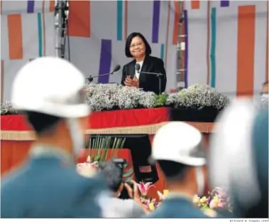  ?? RITCHIE B. TONGO / EFE ?? La presidenta de Taiwán, Tsai Ing-wen, aplaude ayer durante el acto por el Día Nacional de su país.