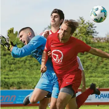  ?? Foto: Georg Fischer ?? Ein hart umkämpftes Landkreis Derby: Höchstädts Keeper Arbnor Nimanaj muss sich hier gegen Wertingens Nicolas Korselt (rechts) durchsetze­n (im Hintergrun­d SSVler Maximilian Veh). Korselt traf einmal für den Tabellenfü­hrer