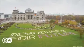  ??  ?? Die Teilnehmer des ersten Bürgerrate­s inszeniere­n sich als lebendiges Kunstwerk auf der Wiese vor dem Reichstag