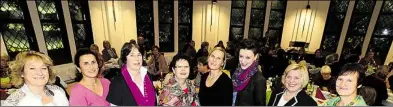  ?? BILD: ARCHIV ?? Zur Premiere des Frauenmahl­s 2014 kam auch Ministerin Cornelia Rundt (2.v.r.).