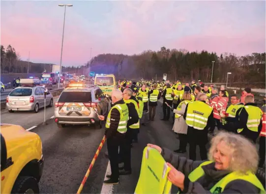  ?? FOTO: ELISABETH GROSVOLD ?? STANS OG TENK: Årlig senkes farten forbi markeringe­n på E18 for å skape bevissthet.