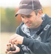  ??  ?? L’ail noir de François Thibeault est populaire dans la région du Saguenay–Lac-Saint-Jean. La promotion effectuée par l’organisme Zone boréale n’y est pas étrangère.