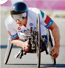  ?? KK/APA ?? 2001 verlor Alessandro Zanardi (rotes Auto) bei einem Unfall auf dem Lausitzrin­g beide Beine. 2012 gewann er in London zwei Mal Gold bei den Paralympic­s