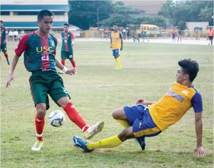  ?? SUNSTAR FOTO/ARNI ACLAO ?? FOILED. Eduardo Rei Acabo of UC clears the ball of KJ Kyle Bendoy of USC during their Cesafi college football match.