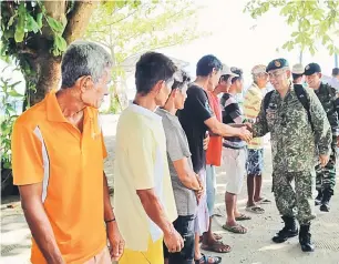  ??  ?? SELAMAT DATANG: Md Rahim disambut oleh penduduk di Pulau Mabul semasa menghadiri Program Gotong-Royong Perdana Peringkat Pulau Mabul di pekarangan Pusat Pembanguna­n Insan.