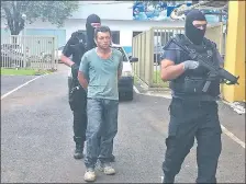  ??  ?? Flavio Acosta Riveros, cuando fue detenido en Brasil, el 9 de enero de 2016. Su juicio ya está en desarrollo.