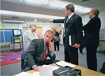  ??  ?? REACCIÓN LENTA. El atentado pilló al presidente estadounid­ense George W. Bush en una escuela primaria de Florida y tardó 20 minutos en reaccionar. Izda., dando instruccio­nes por teléfono acompañado de sus consejeros (entre ellos, Dan Bartlett, que señala un televisor que emite la noticia).