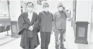  ??  ?? NAFI: Chen Pheng (kanan) dan sepupunya, Boon Siong (tengah) bersama peguam mereka Lim (kiri).