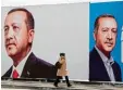  ?? Foto: Altan, afp ?? Erdogan Plakate, die Referendum werben, ßenbild in der Türkei. für ein prägen „Ja“beim das Stra