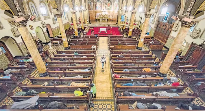  ?? DAVID LEVENE ?? Un lugar en el mundo. De día, cientos de homeless de San Francisco buscan un rincón para dormir en la iglesia Saint Boniface. En 2016 se declaró la “emergenia de refugios”.