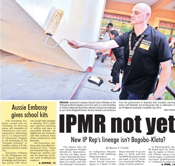  ?? MARK PERANDOS ?? BRIGADA. Australian Embassy Deputy Head of Mission to the Philippine­s Mat Kimberley paints the walls of a schoolbuil­ding at Teodoro Palma Gil Elementary School in Davao City yesterday as part of the Brigada Eskwela. He also handed over donations from...