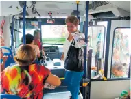  ?? JOSÉ LUIS CRUZ ?? Una mujer ingresa a uno de los buses del nuevo servicio.