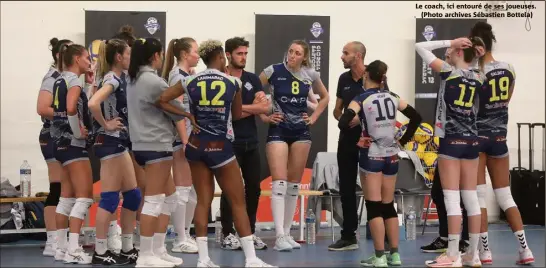  ??  ?? Le coach, ici entouré de ses joueuses. (Photo archives Sébastien Bottela)