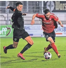  ?? RP-FOTO: MARKUS VAN OFFERN ?? Die Spiele des 1.FC Kleve – hier Luca Thuyl (rechts) – können die Fans künftig auch im Internet verfolgen.