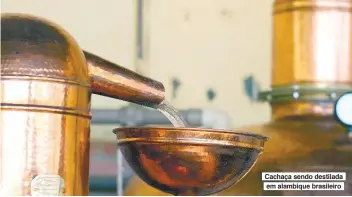  ?? DIVULGAÇÃO ?? Cachaça sendo destilada em alambique brasileiro