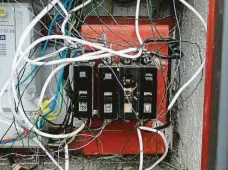  ?? Foto: ČEZ ?? Černý odběr Pokud objevíte jakýkoliv zásah do elektroměr­u, ať už jde o porušené plomby, trčící dráty, či poškozená dvířka, okénka, hned se obraťte na distributo­ra.