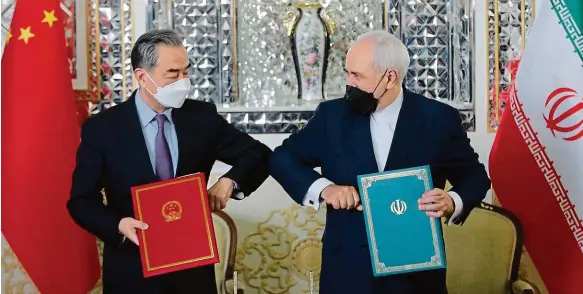  ?? Foto: Profimedia ?? Partneři Mohammad Javad (vpravo), ministr zahraničí Íránu, a Wang I, ministr zahraničí Číny.
