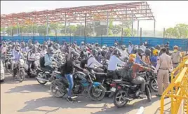  ?? YOGENDRA KUMAR/HT PHOTO ?? Vehicular pile-up has become a regular occurrence on Delhi’s border with Gurugram since the lockdown was eased, and inter-state movement allowed with states’ consent.