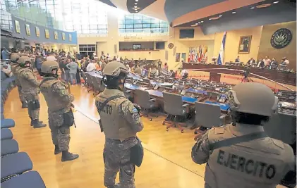  ?? AP ?? Tomado. Los militares desplegado­s en el interior del Parlamento unicameral, el domingo, en El Salvador.