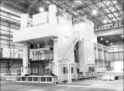  ??  ?? Mitsubishi Motors Philippine­s’ 2,000 and 1,000-ton stamping machine.