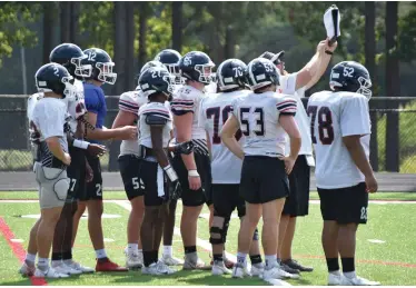  ?? (Pine Bluff Commercial/
I.C. Murrell) ?? White Hall assistant head coach and offensive line coach Jason Mitchell shows a play to the offense during a practice Aug. 4.